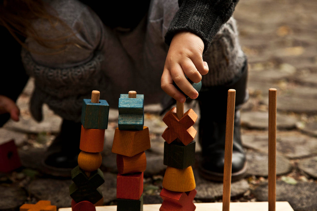 Brinquedo Montessori de empilhar em arco-íris