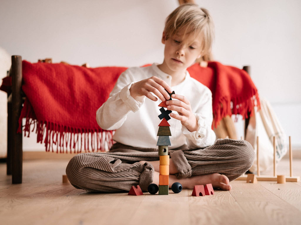 Brinquedo Montessori de empilhar em arco-íris