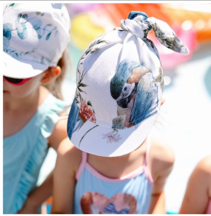 Chapéu com pala para criança com flores