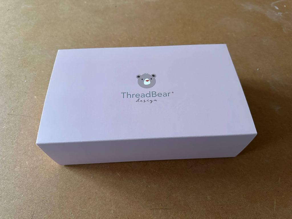 Animais de Tricô ThreadBear + Caixa de Presente - Brinquedos Macios de Tricô x3